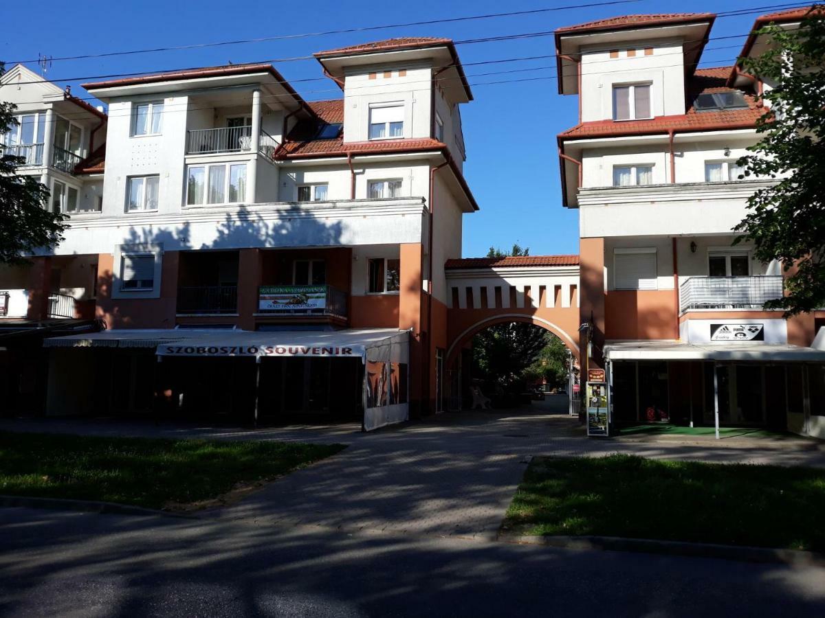 Samuci Apartman ไฮจ์ดุสโซบอสโล ภายนอก รูปภาพ